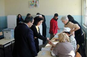 Kosovo residents cast ballots in 1st free election